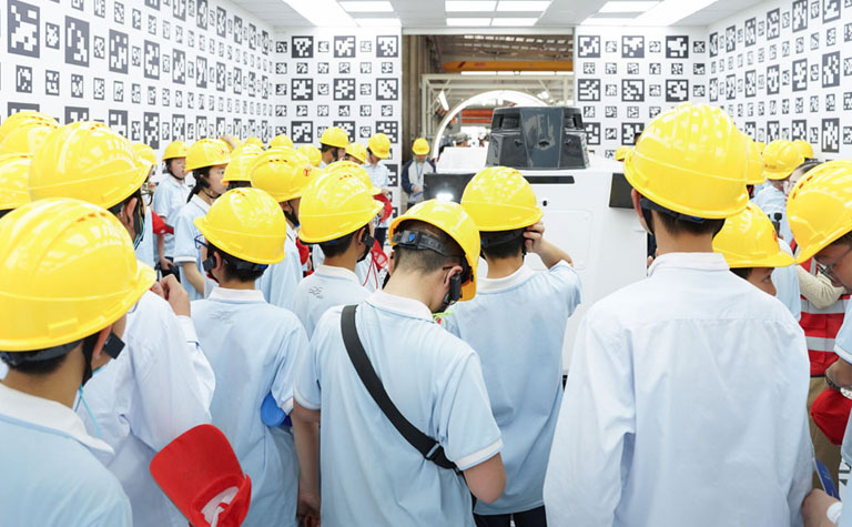 研学纪实｜走进尚元智行无人车智造中心，500名学生沉浸式打卡科技现场！